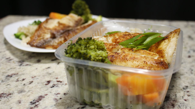 Ilustrasi perbedaan plastik PE dan PP dalam pengemasan produk perikanan. Foto: Pexels