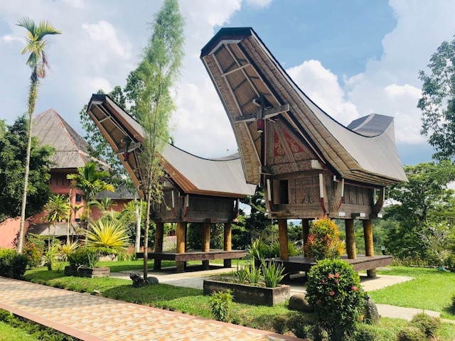 Rumah adat Tongkonan khas Toraja. Sumber foto: unsplash.com