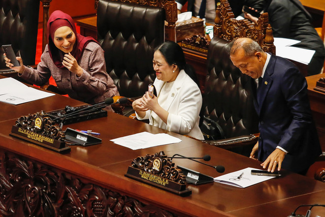 Ketua DPR Puan Maharani (tengah) berbincang dengan Wakil Ketua DPR Sari Yuliati (kiri) dan Saan Mustopa (kanan) usai memimpin Rapat Paripurna ke-15 di Kompleks Parlemen, Senayan, Jakarta, Selasa (10/3/2026). Foto: Asprilla Dwi Adha/ANTARA FOTO