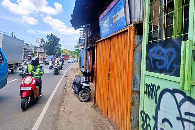 Situasi salah satu kios yang diduga menjual obat keras Tramadol di Pekayon, Pasar Rebo, Jakarta Timur pada Selasa (10/3). Foto: Ryan Iqbal/kumparan