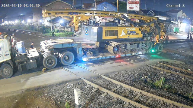 Truk trailer saat terjebak di petak jalan Stasiun Semarang Tawang-Stasiun Alastua. Foto: Dok. PT KAI Daop 4 Semarang