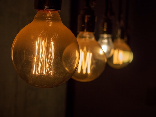 Ilustrasi siapa penemu lampu pijar. Foto: Sergi Kabrera / Unsplash