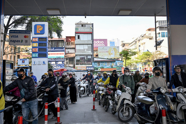 Para pengendara mengantre untuk mengisi bensin kendaraan mereka di sebuah SPBU di Hanoi, Vietnam, Selasa (10/3/2026). Foto: Nhac NGUYEN/AFP