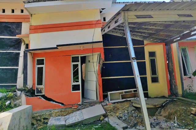 Suasana perumahan Taman Semesta Asri yang dilaporkan rusak akibat tanah bergerak di Kalurahan Triwidadi, Kapanewon Pajangan, Kabupaten Bantul, Selasa (10/3). Foto: Arfiansyah Panji Purnandaru/kumparan