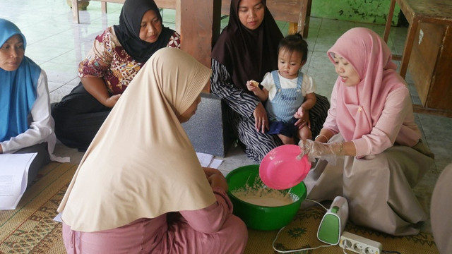 Pelatihan pembuatan tepung mocaf oleh narasumber Saktini Widiyanti, S.P dan mahasiswa KKN 130 UMY di Desa Mojosari