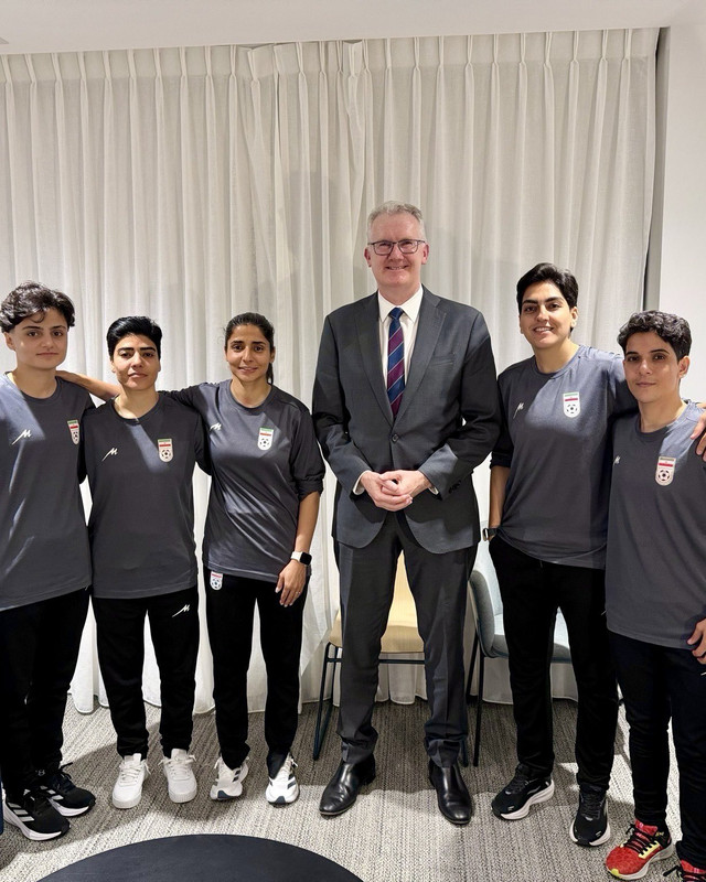 Menteri Dalam Negeri Australia, Tony Burke, saat memberi suaka kepada lima pemain Timnas Wanita Iran. Foto: X @Tony_Burke