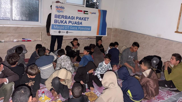 Suasana Buka Puasa Bersama di Masjid DT Gaza (Sumber : DT Peduli)