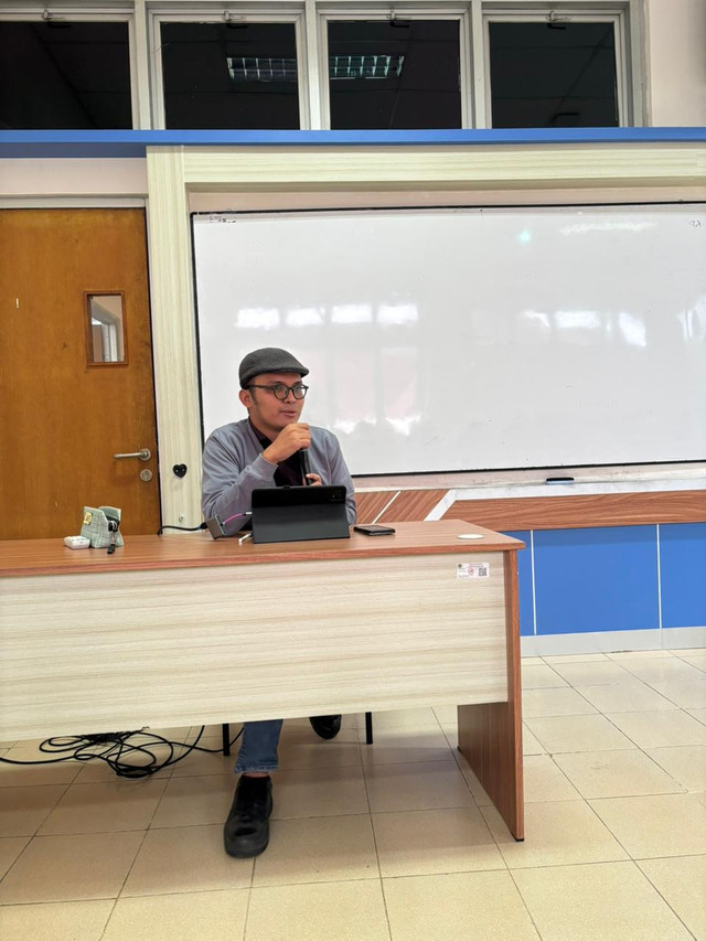 (Dosen UMMAD, Muhammad Rifaat Adiakarti Farid menjadi dosen tamu dalam program Alumni Mengajar di Prodi Ilmu Kesejahteraan Sosial UIN Sunan Kalijaga Yogyakarta)