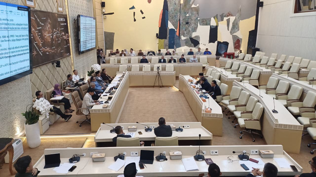 Rapat dengar pendapat umum (RDPU) Komisi II DPR RI bersama Mantan Ketua MK Jimly Asshiddique, Mantan Menkopolhukam Mahfud MD, dan Pakar Hukum Tata Negara Refly Harun di DPR, Selasa (10/3/2026). Foto: Dok. Istimewa
