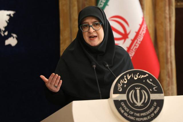 Juru bicara pemerintah Iran, Fatemeh Mohajerani, memberikan pernyataan selama konferensi pers di Teheran pada (24/9/2024). Foto: Atta Kenare/AFP
