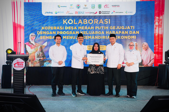 Mensos Saifullah Yusuf (Gus Ipul) menghadiri kegiatan kolaborasi Koperasi Desa Merah Putih (KDMP) dengan PKH di KDMP Desa Gejugjati, Kecamatan Lekok, Kabupaten Pasuruan, Jawa Timur, Selasa (10/3/2026). Foto: Dok. Kemensos