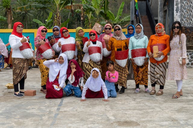 Peserta suatu perlombaan menggunakan kain batik termasuk yang bermotif parang. Sumber foto: pexels.com