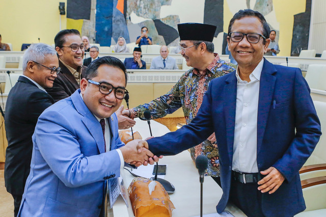 Ketua Komisi II DPR Rifqinizamy Karsayuda bersama Wakil Ketua Komisi II DPR Dede Yusuf, Aria Bima berjabat tangan dengan pakar hukum tata negara Jimly Asshiddiqie dan Mahfud MD sebelum memulai RDPU di Kompleks Parlemen, Jakarta, Selasa (10/3/2026). Foto: Asprilla Dwi Adha/ANTARA FOTO