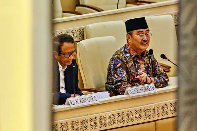 Pakar hukum tata negara Jimly Asshiddiqie (kanan) bersama Mahfud MD (kanan) menyampaikan masukan saat Rapat Dengar Pendapat Umum (RDPU) dengan Komisi II DPR di Kompleks Parlemen, Senayan, Jakarta, Selasa (10/3/2026). Foto: Asprilla Dwi Adha/ANTARA FOTO