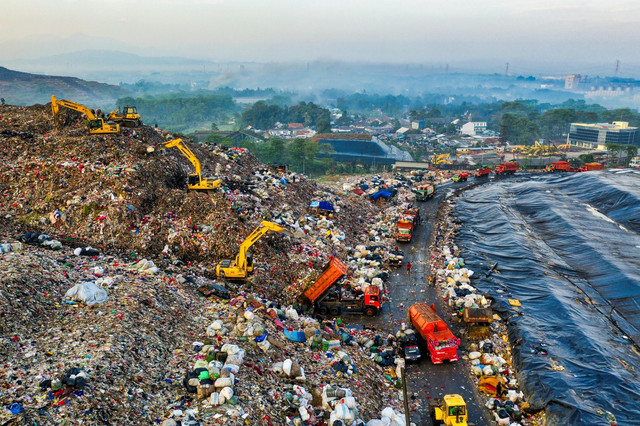Foto oleh Tom Fisk: https://www.pexels.com/id-id/foto/pandangan-mata-burung-kerusakan-lingkungan-polusi-sampah-5433128/