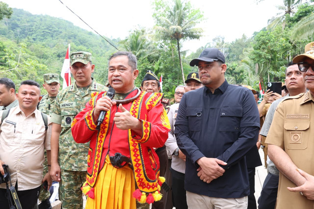 KSAD Jenderal TNI Maruli Simanjuntak meresmikan sekaligus meninjau jembatan Bailey di Desa Sifalago Gomo, Kecamatan Boronadu, Kabupaten Nias Selatan, Sumatera Utara, Selasa (10/3/2026). Foto: TNI AD