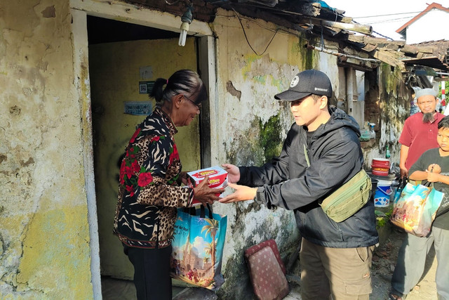 Eks narapidana teroris bakti sosial ke pemulung di Banguntapan, Kabupaten Bantul, Selasa (10/3/2026). Foto: Arfiansyah Panji Purnandaru/kumparan