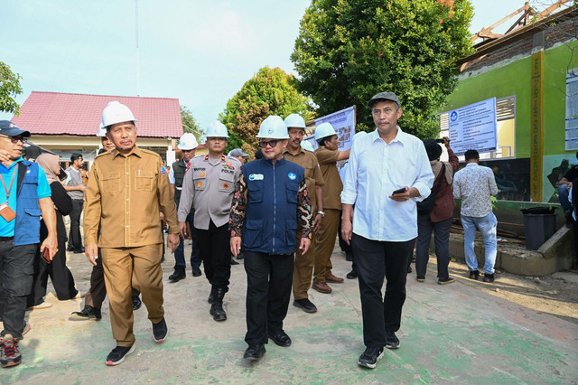 Mendikdasmen Abdul Mu'ti meninjau revitalisasi sekolah terdampak bencana di Kabupaten Pidie Jaya, Aceh. Foto: Bakom RI