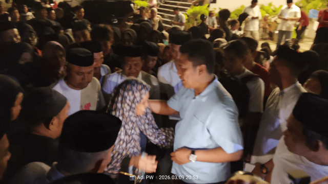 Wakil Ketua Komisi V DPR RI Andi Iwan Darmawan Aras (AIA) berbagi paket sembako dan santunan kepada anak yatim dan kaum dhuafa di Kabupaten Wajo. Foto: Dok. Kabarwajo/Adi PW