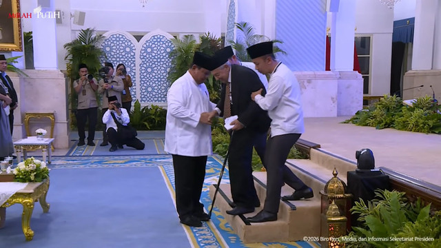 Presiden Prabowo Subianto menuntun pendakwah Quraish Shihab usai memberikan sambutan saat menghadiri Peringatan Nuzulul Qur'an di Istana Negara, Jakarta, Selasa (10/3/2026). Foto: Youtube/Sekretariat Presiden