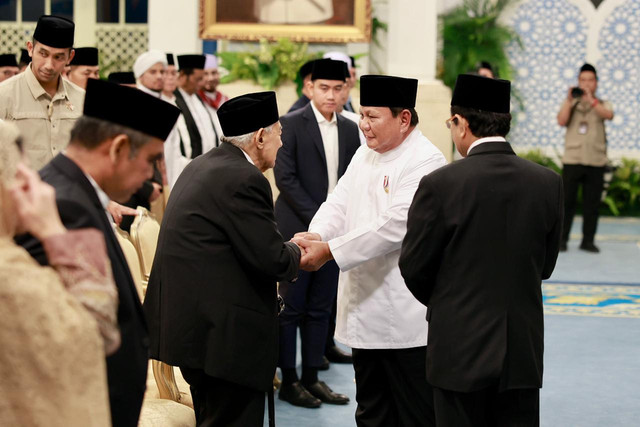 Presiden Prabowo Subianto berjabat tangan dengan pendakwah Quraish Shihab usai memberikan sambutan saat menghadiri Peringatan Nuzulul Qur'an di Istana Negara, Jakarta, Selasa (10/3/2026). Foto: Bakom RI