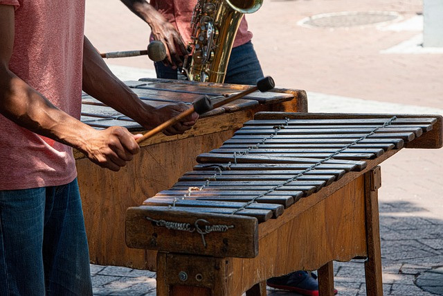 Musisi sedang memainkan musik gambang kromong. Sumber foto: pixabay.com