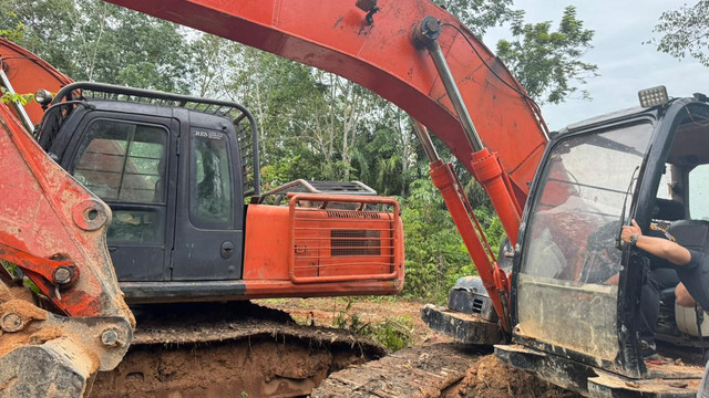 Praktik Penambangan Emas Tanpa Izin (PETI) atau illegal mining yang beroperasi di wilayah Kabupaten Way Kanan. Foto: Dok. Istimewa