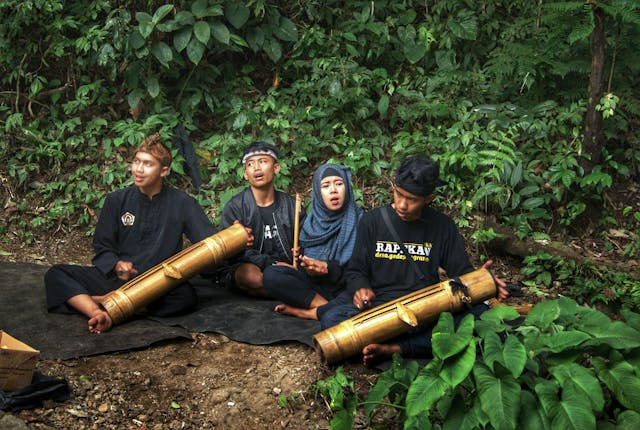 Alat musik karinding biasanya dimainkan dengan iringan celempung. Sumber foto: pexels.com