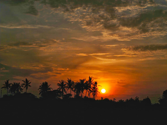 Ilustrasi: Suasana Senja di Kampung Nelayan (Photo: Galih Suryadmaja, 2026)