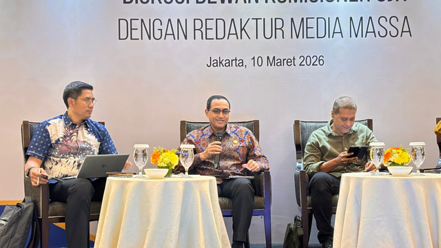 Anggota Dewan Komisioner OJK pengganti Kepala Eksekutif Pengawas Pasar Modal, Keuangan Derivatif, dan Bursa Karbon OJK Hasan Fawzi (tengah). Foto: Nicha Muslimawati/kumparan.