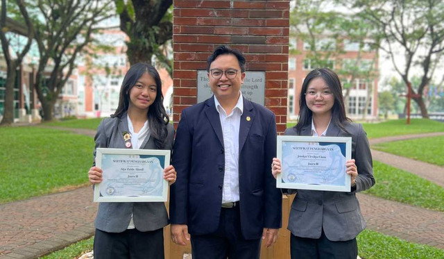Tim delegasi Fakultas Hukum Universitas Pelita Harapan (FH UPH) yang terdiri dari Jesslyn Vircilya Chow dan Alya Zaida Afandi (angkatan 2024) mengkaji Presidential Threshold dari perspektif konstitusional, termasuk implikasinya terhadap sistem presidensial di Indonesia. Topik tersebut menginspirasi mereka untuk berkontribusi dalam kajian ilmiah melalui ajang Lomba Esai Dies Natalis ke-13 Komunitas Pemerhati Konstitusi yang diselenggarakan oleh Universitas Islam Negeri Sunan Kalijaga. Dalam kompetisi tingkat nasional ini, tim FH UPH berhasil meraih Juara Ketiga.