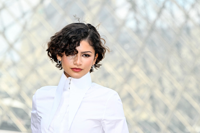Aktris AS Zendaya berpose saat sesi foto sebelum menghadiri peragaan busana koleksi Louis Vuitton Women's Ready to Wear Fall/Winter 2026-2027 sebagai bagian dari Paris Women Fashion Week, di Paris, (10/3/2026). Foto: Julien De Rosa/AFP