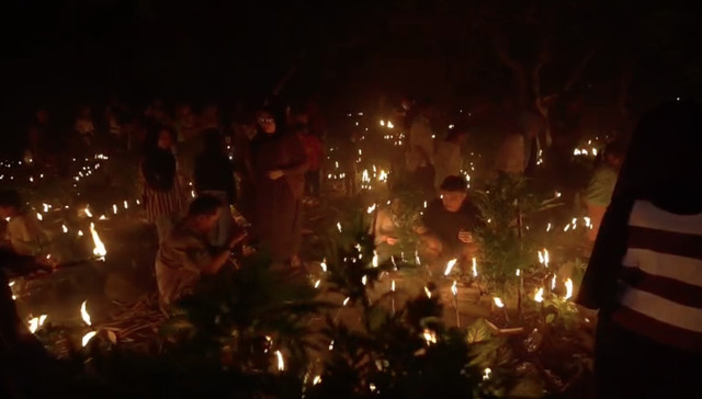 Tradisi menyalakan dilah jojor di Lombok Barat, Selasa malam (10/3/2026). Foto: kumparan