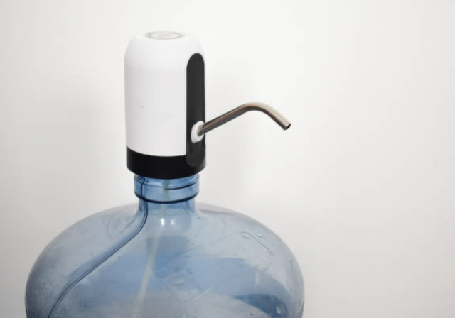 Ilustrasi pompa galon elektrik bisa panas dingin. Foto: iStock