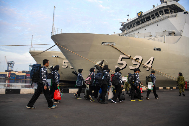 Sejumlah siswa peserta Pesantren Kilat Ramadan berjalan menuju KRI Semarang-594 di Dermaga Kolinlamil, Jakarta, Rabu (11/3/2026). Foto: Muhammad Adimaja/ANTARA FOTO