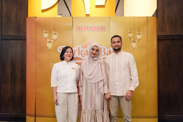 MR.D.I.Y. dan Shireen Sungkar Ajak Masyarakat Berbagi di Bulan Ramadan. Foto: MR.D.I.Y
