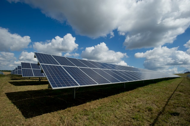 Ilustrasi solar panel portable. Foto: American Public Power Association/Unsplash