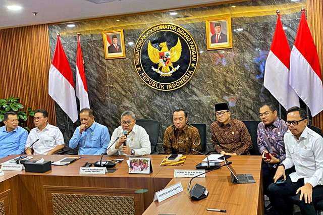 Menteri Koordinator (Menko) Bidang Pangan Zulkifli Hasan (keempat dari kiri), saat rapat di kantornya, Jakarta, Rabu (11/3). Foto: Muhammad Fhandra/kumparan