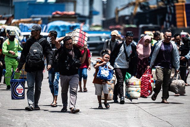 Sejumlah penumpang membawa barang bawaannya saat turun dari Kapal Pelni KM Awu di dermaga Terminal Penumpang Pelabuhan Tanjung Emas Semarang, Jawa Tengah, Sabtu (7/3/2026). Foto: Aprillio Akbar/ANTARA FOTO