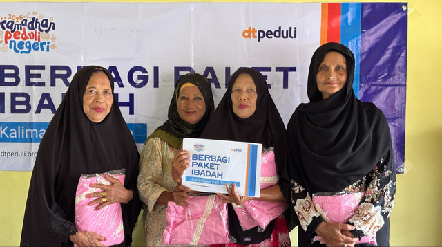 Kebahagiaan Warga Pulau Kubut dapatkan Bantuan Paket Ibadah (Sumber : DT Peduli)