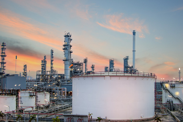 Ilustrasi kilang minyak dan gas. Foto: Rangsarit Chaiyakun/Shutterstock