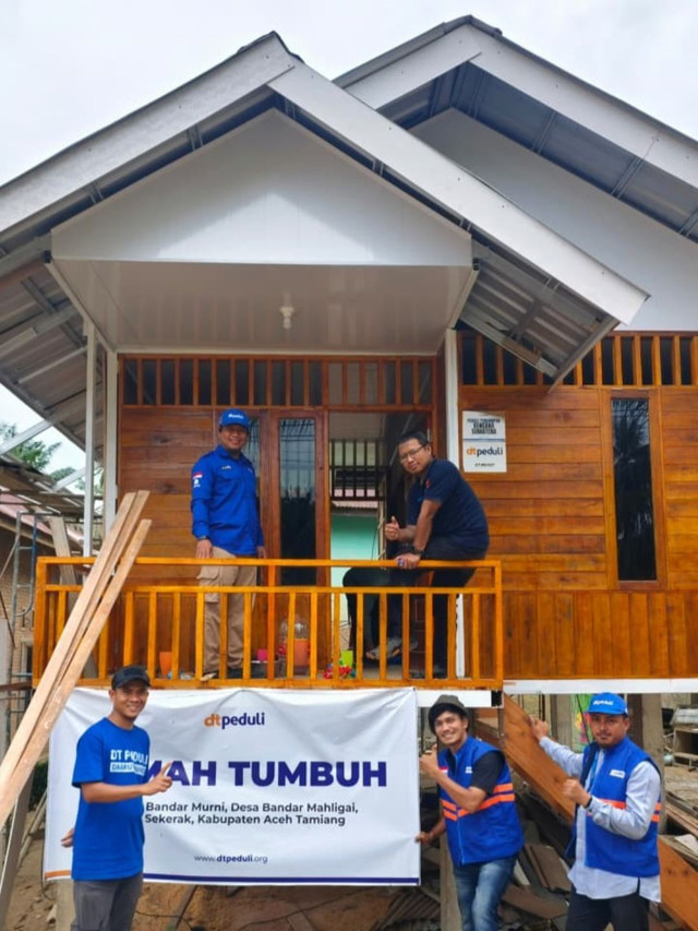Peninjauan Langsung oleh Direktur Utama DT Peduli, Jajang Nurjaman dan Direktur LPM DT, M Ihsan di Lokasi Pembangunan RUPATUH (Sumber : DT Peduli)