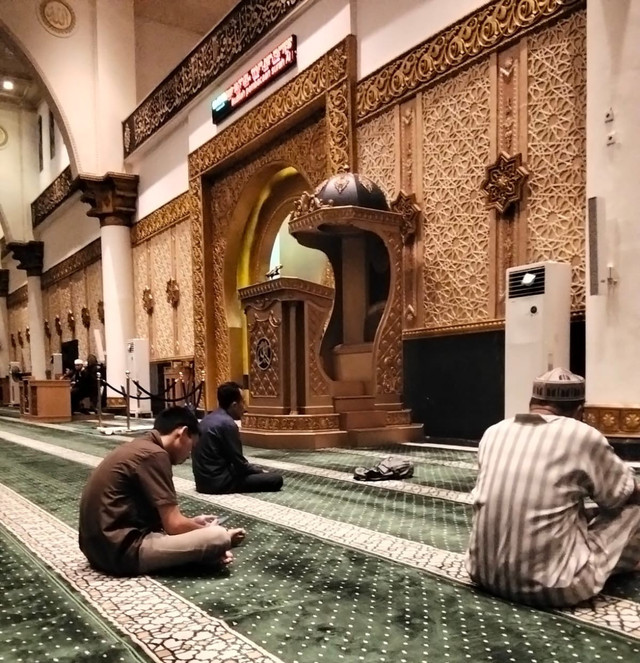 Melakukan I'tiqaf sebagai kegiatan utama selama 10 hari terakhir Ramadan untuk menyambut Lailatul Qadar (Sumber: foto pribadi).