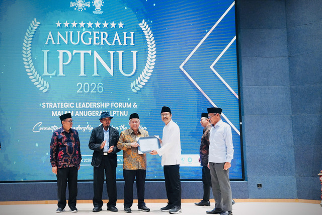 Mensos Saifullah Yusuf atau Gus Ipul menjadi keynote speaker dalam kegiatan Malam Anugerah LPTNU 2026 yang diselenggarakan oleh Lembaga Pendidikan Tinggi Nahdlatul Ulama (LPTNU) di UNUSA, Surabaya, Selasa (10/3/2026). Foto: Kemensos RI