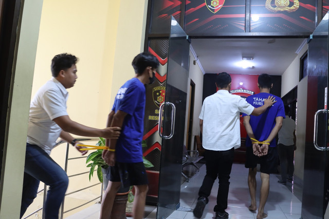 Dua tersangka pembunuhan berencana seorang pria di Sedayu, Bantul. Foto: Dok. Polres Bantul