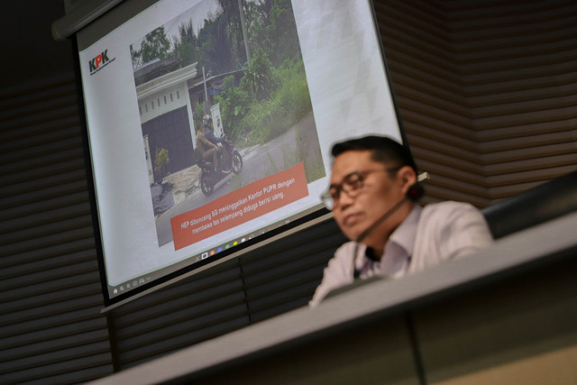 Direktur Penindakan dan Eksekusi KPK Asep Guntur Rahayu memberikan keterangan pers OTT Bupati Rejang Lebong di Gedung Merah Putih KPK, Jakarta, Rabu (11/3/2026). Foto: Jamal Ramadhan/kumparan
