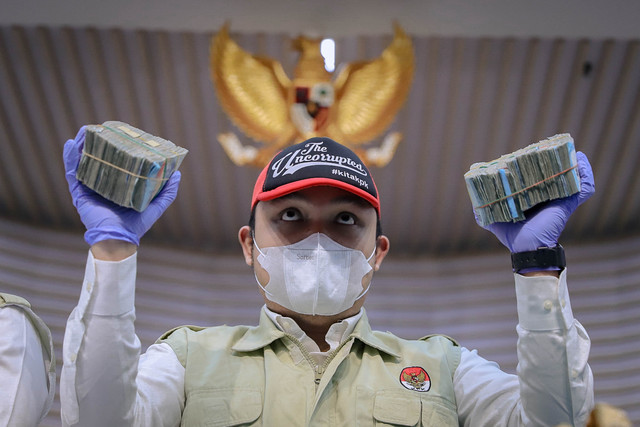 Penyidik KPK menujukkan barang bukti OTT Bupati Rejang Lebong saat konpers di Gedung Merah Putih KPK, Jakarta, Rabu (11/3/2026). Foto: Jamal Ramadhan/kumparan