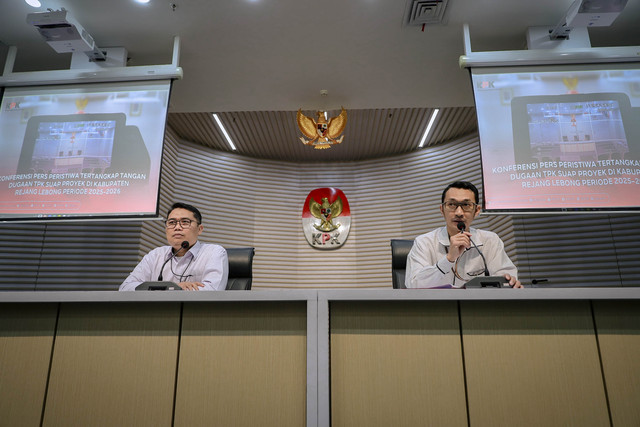 Direktur Penindakan dan Eksekusi KPK Asep Guntur Rahayu bersama Jubir KPK Budi Prasetyo  memberikan keterangan pers OTT Bupati Rejang Lebong di Gedung Merah Putih KPK, Jakarta, Rabu (11/3/2026). Foto: Jamal Ramadhan/kumparan