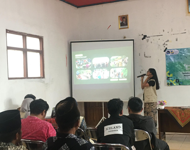 Mahasiswa KKN 118 UNS 2026 melakukan pemaparan dokumentasi saat warga Desa Pasekan melakukan pembakaran sampah secara terbuka (12/02/26)