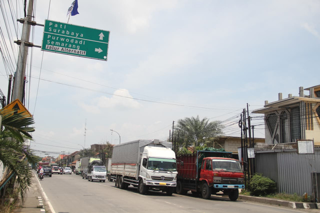 Pengendara melintasi jalur pantura Kudus-Pati pada Rabu (11/3/2026). Foto: Vega Ma'arrijil Ula/kumparan